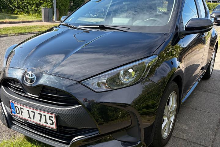 Sort Toyota Yaris fra 2022