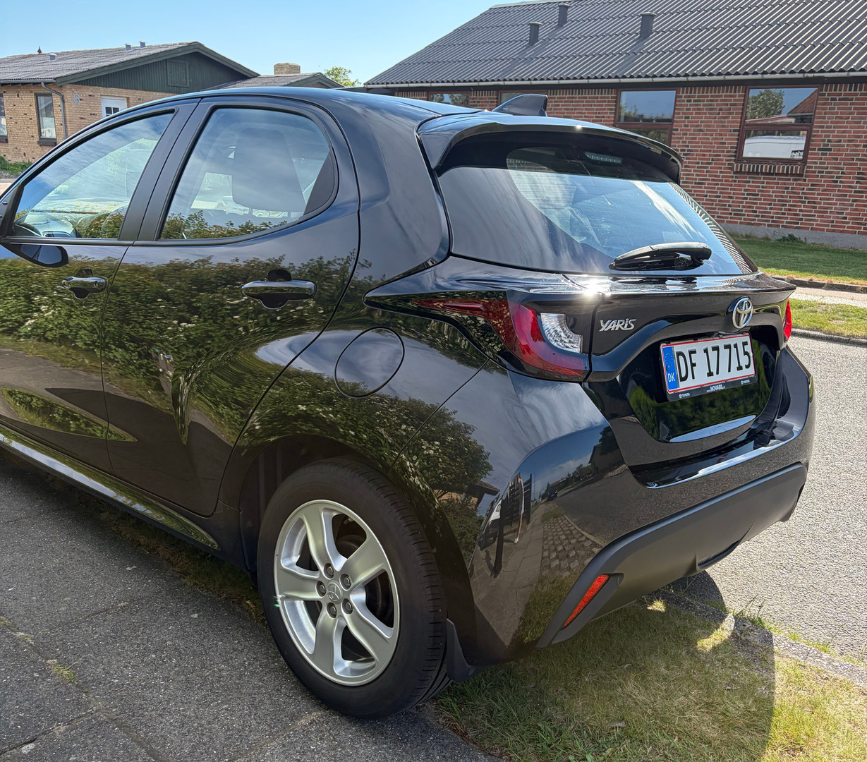 Sort Toyota Yaris fra 2022