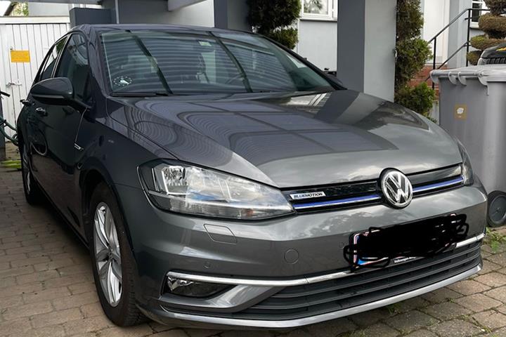 Grå VW Golf VII fra 2019 set udefra