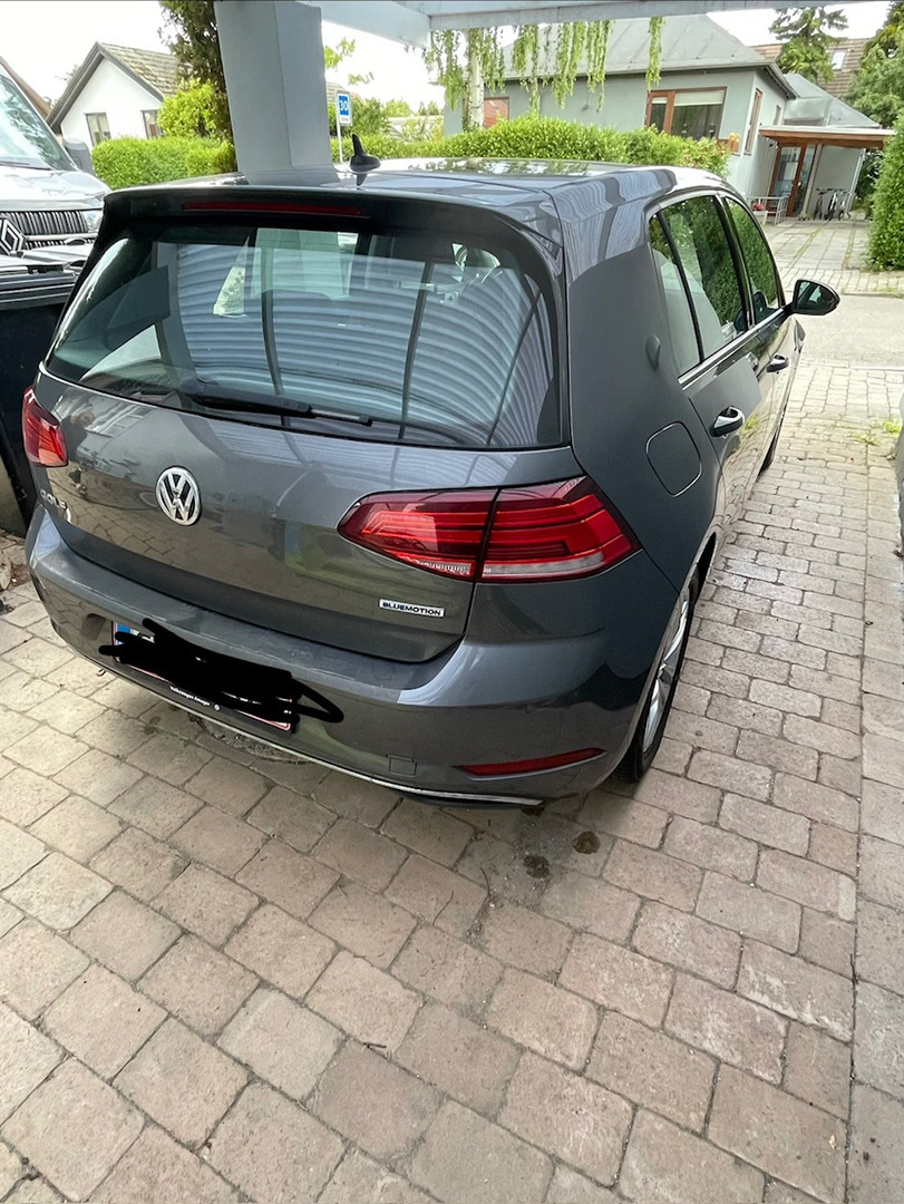 Grå VW Golf VII fra 2019