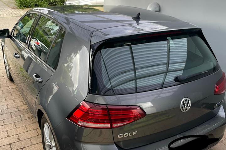 Grå VW Golf VII fra 2019