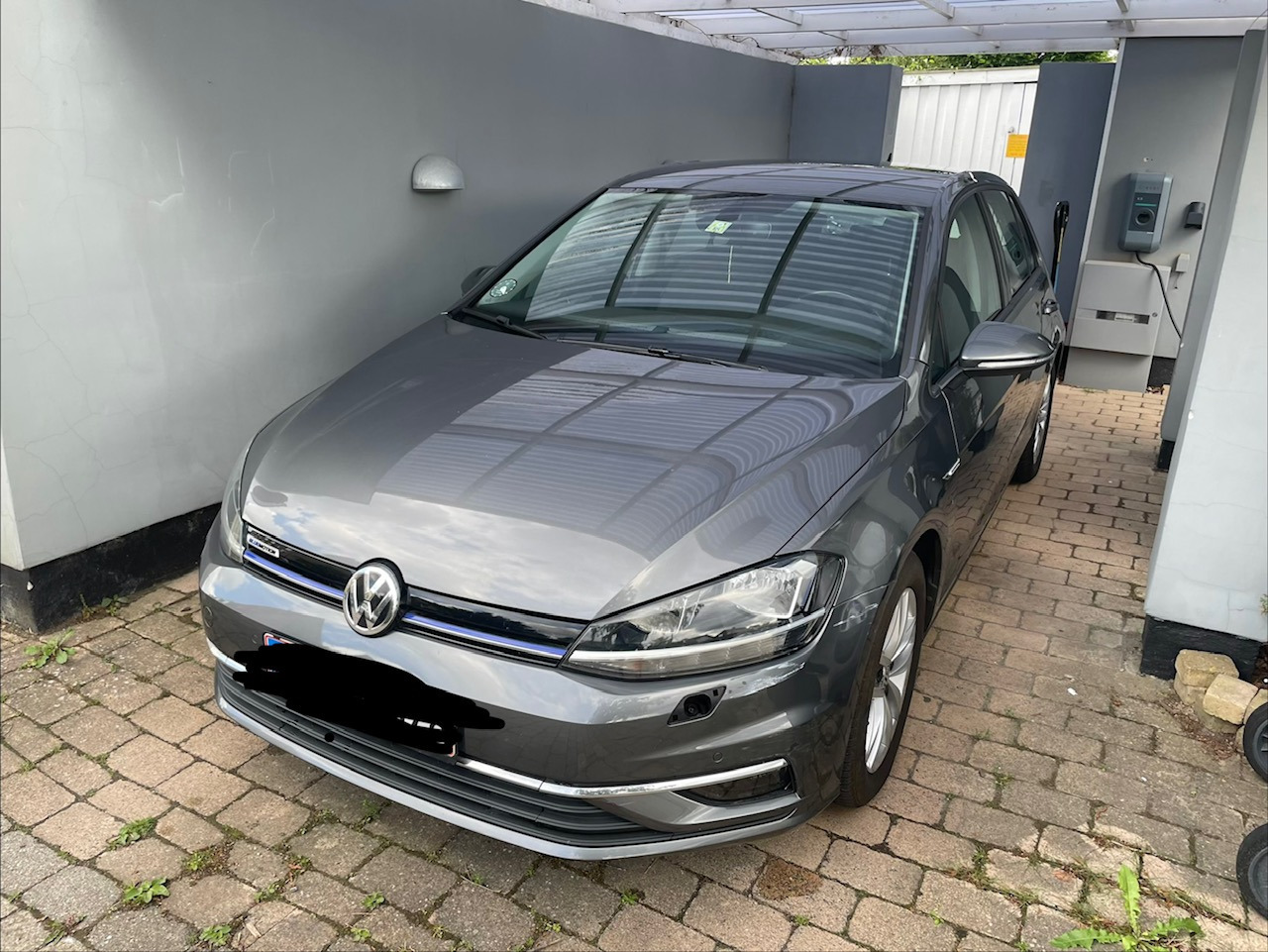 Grå VW Golf VII fra 2019
