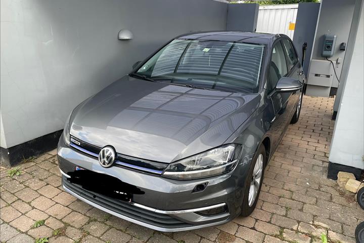 Grå VW Golf VII fra 2019