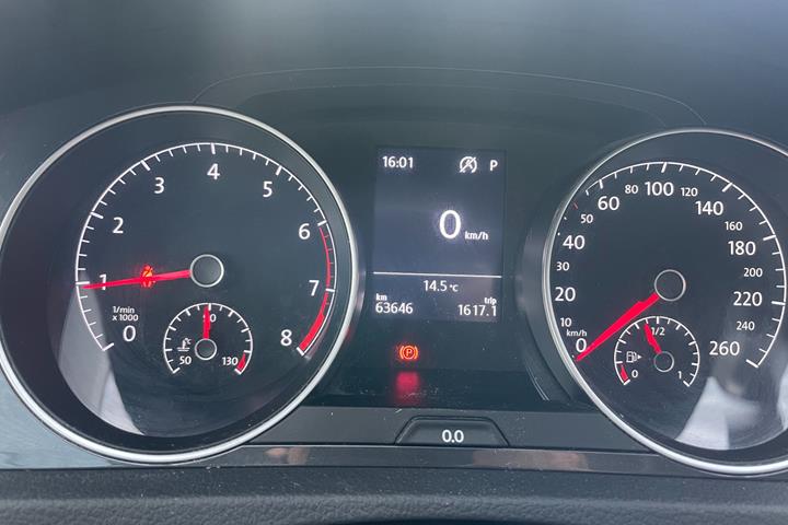 Grå VW Golf VII fra 2019