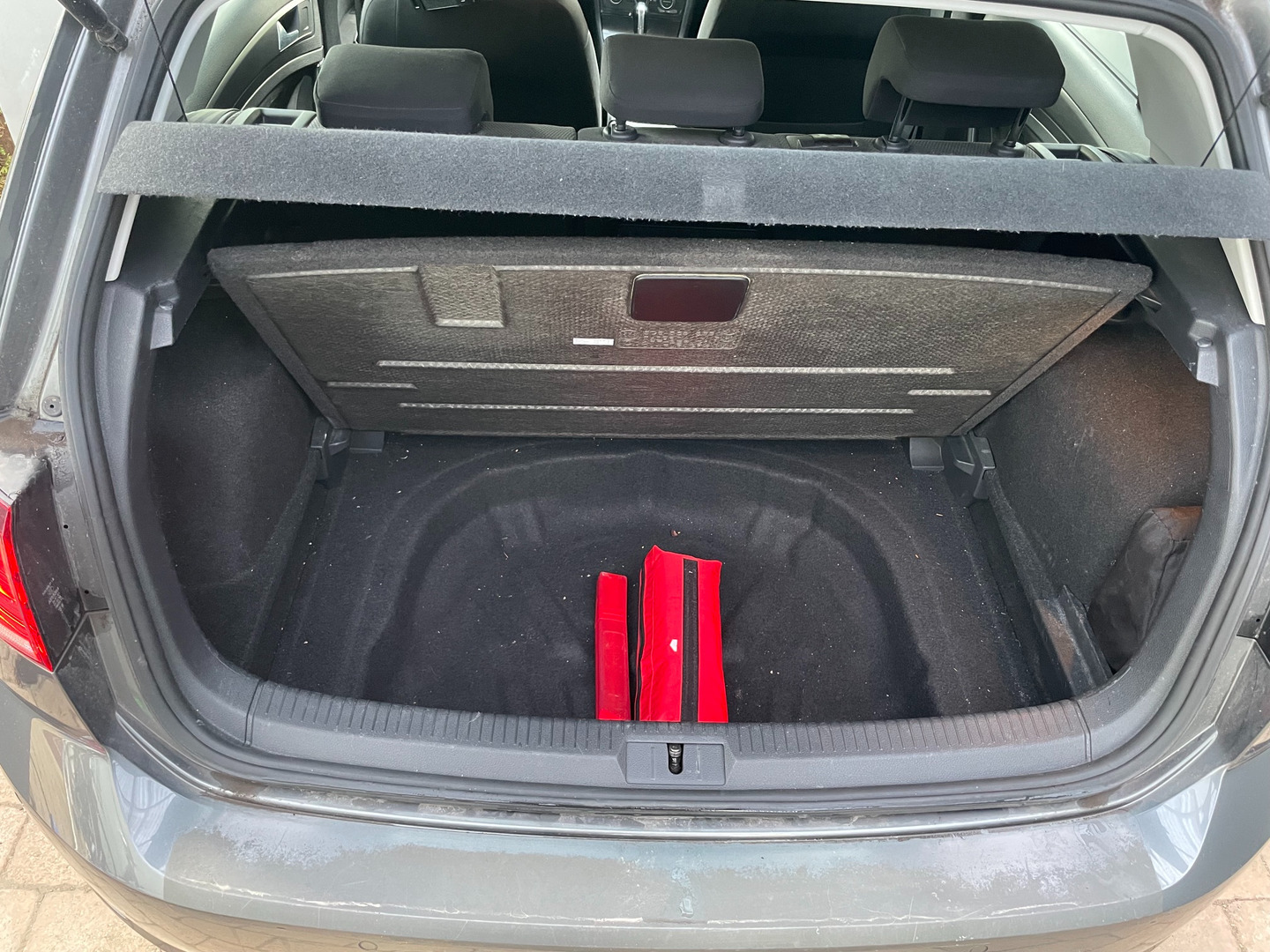 Grå VW Golf VII fra 2019