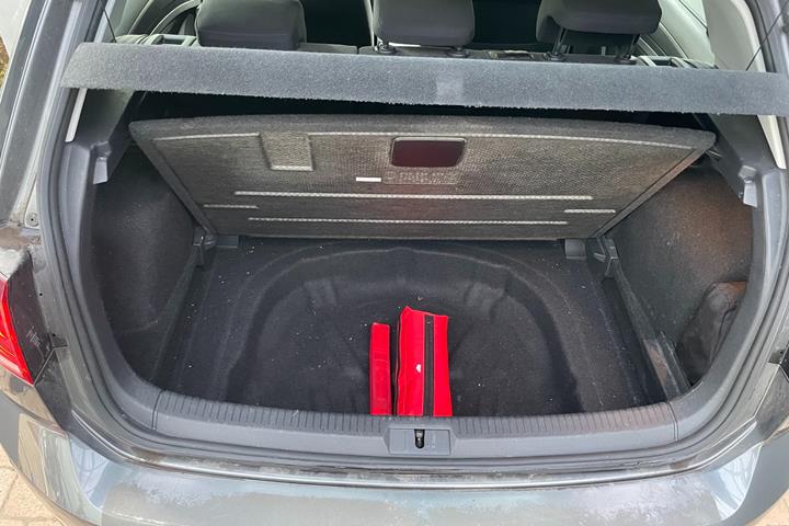 Grå VW Golf VII fra 2019