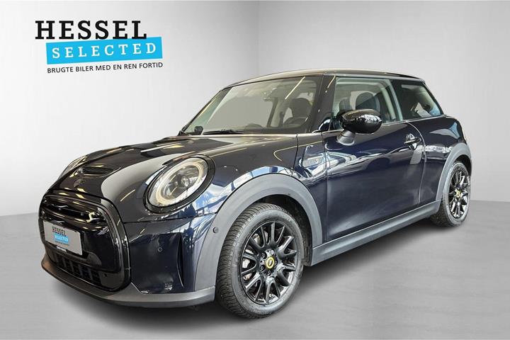 Blå Mini Cooper SE fra 2023 set udefra