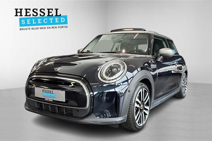 Blå Mini Cooper SE fra 2023 set udefra