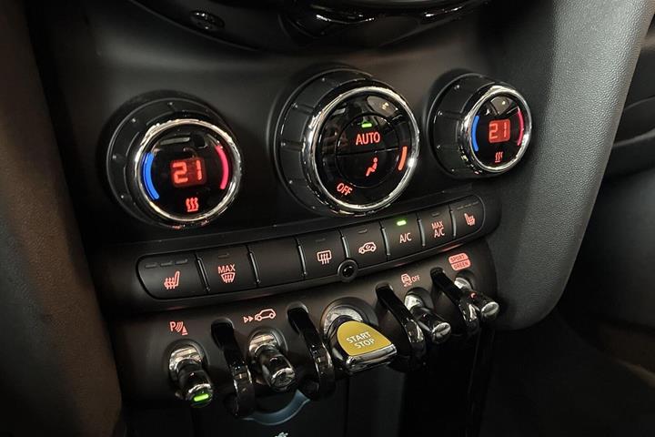 Blå Mini Cooper SE fra 2023