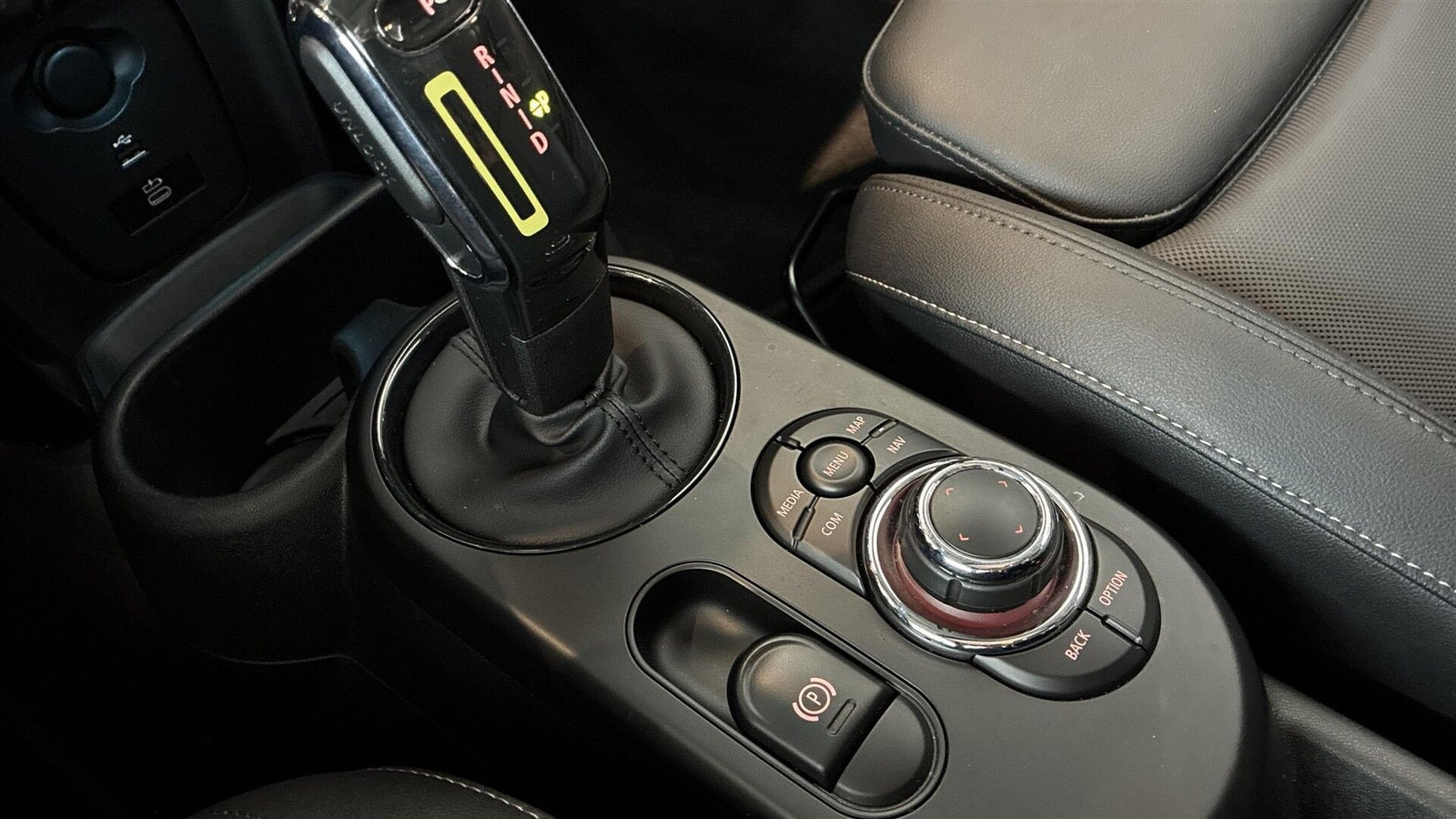 Blå Mini Cooper SE fra 2023