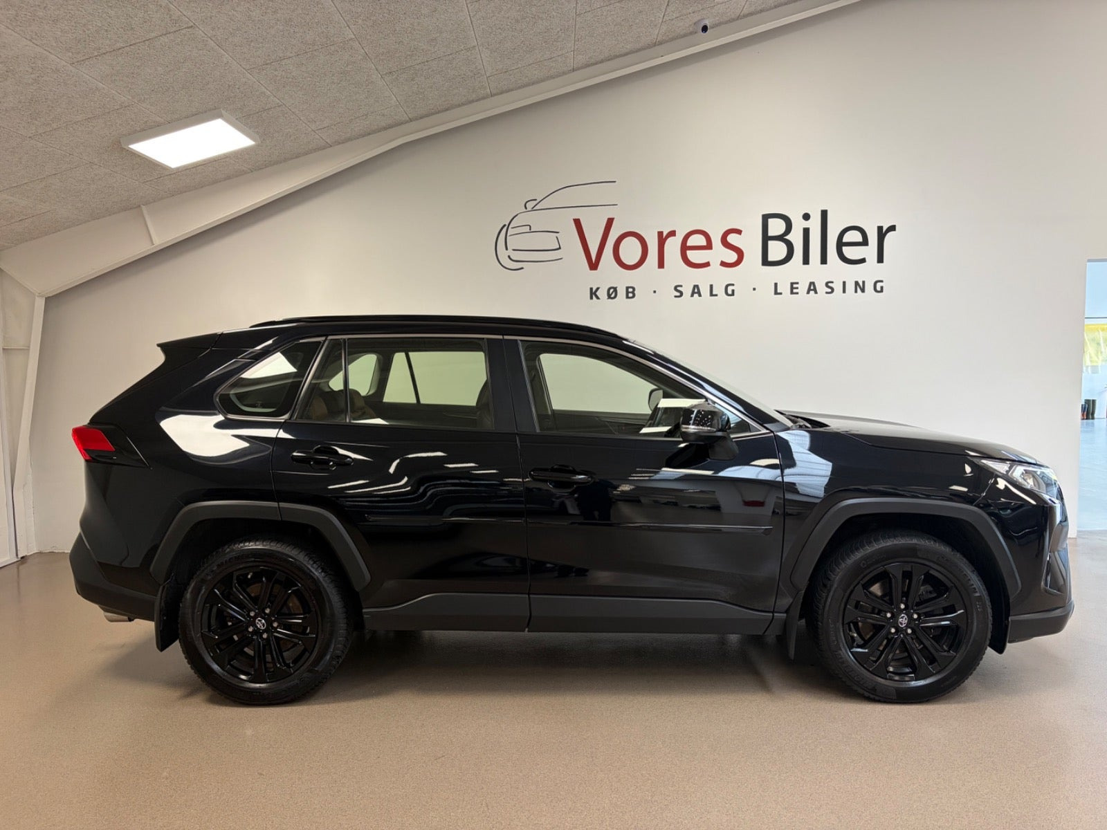 Sort Toyota RAV4 fra 2019