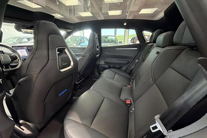Beige Polestar 4 fra 2026