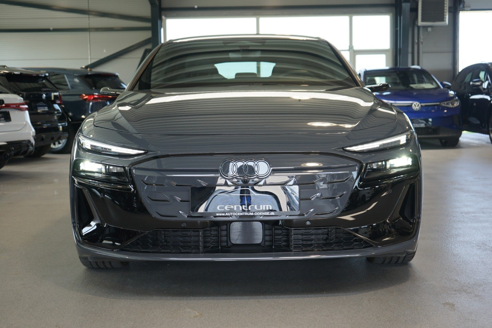 Grå Audi A6 e-tron fra 2025