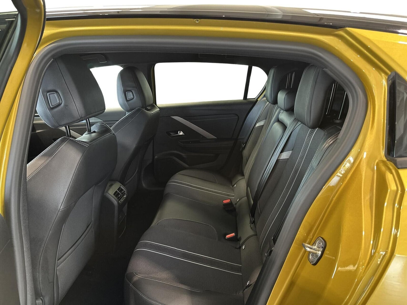 Gul Opel Astra-e fra 2024