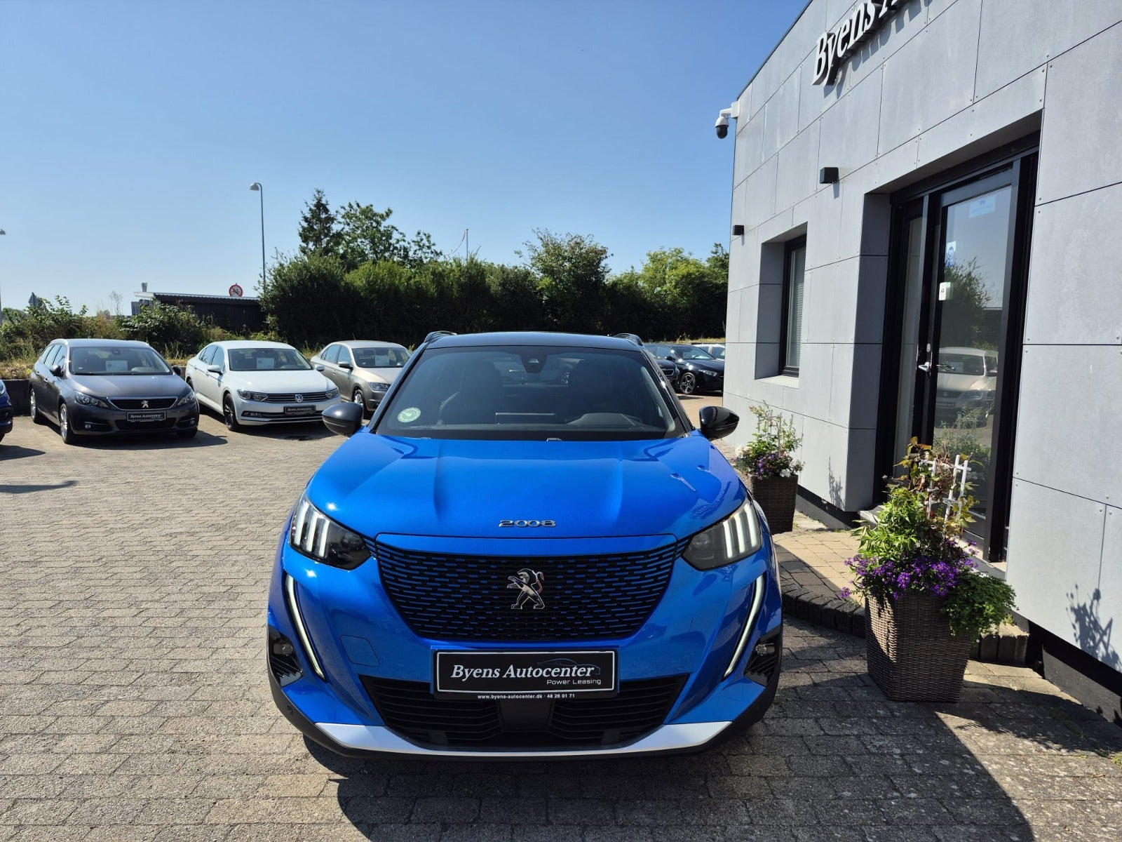 Blå Peugeot e-2008 fra 2021