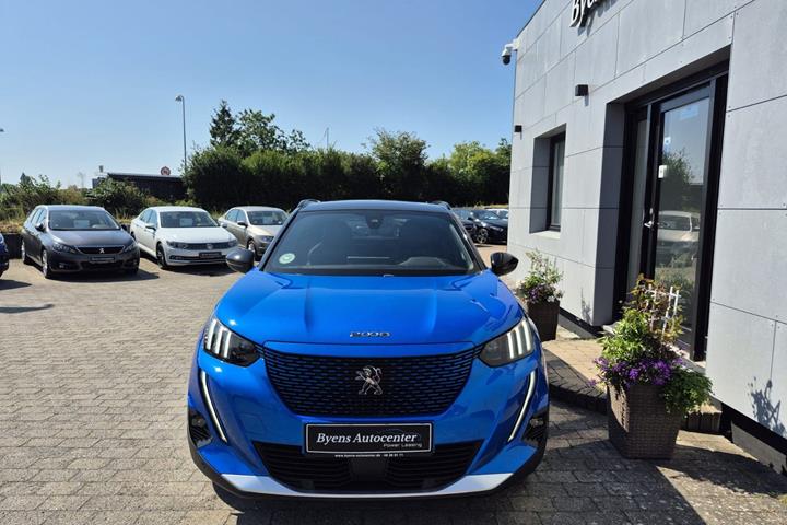 Blå Peugeot e-2008 fra 2021