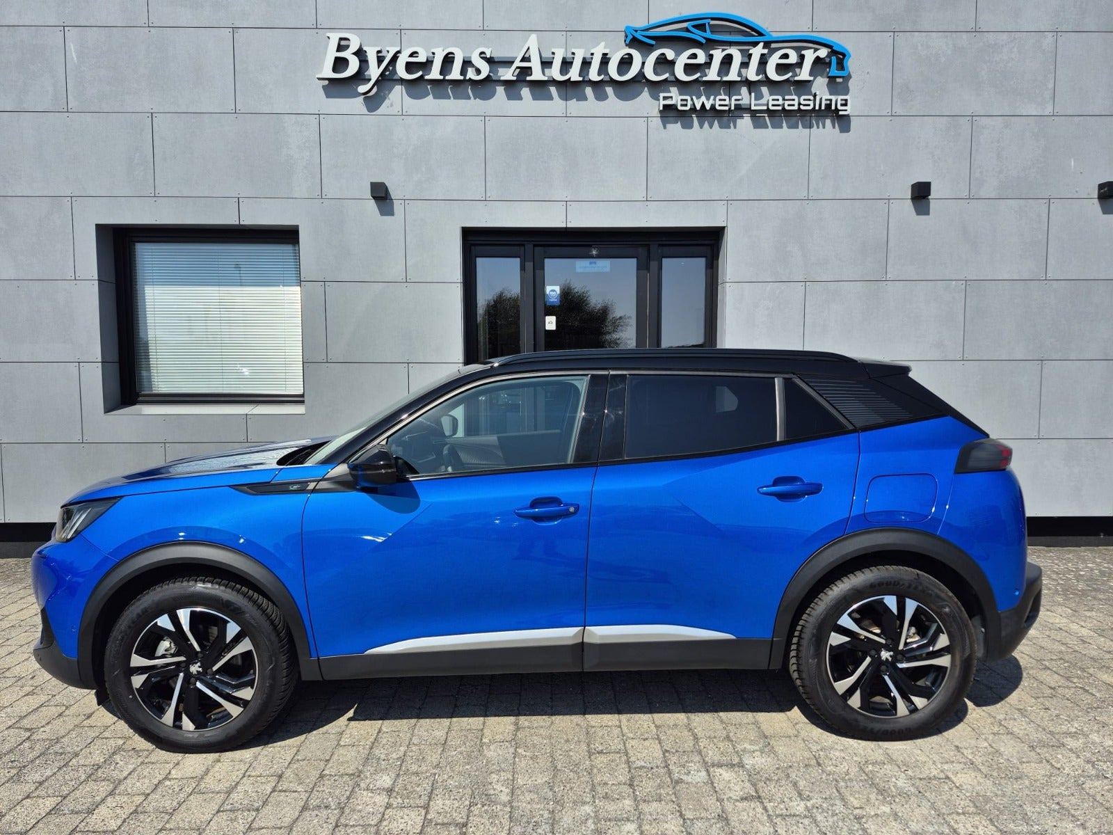 Blå Peugeot e-2008 fra 2021
