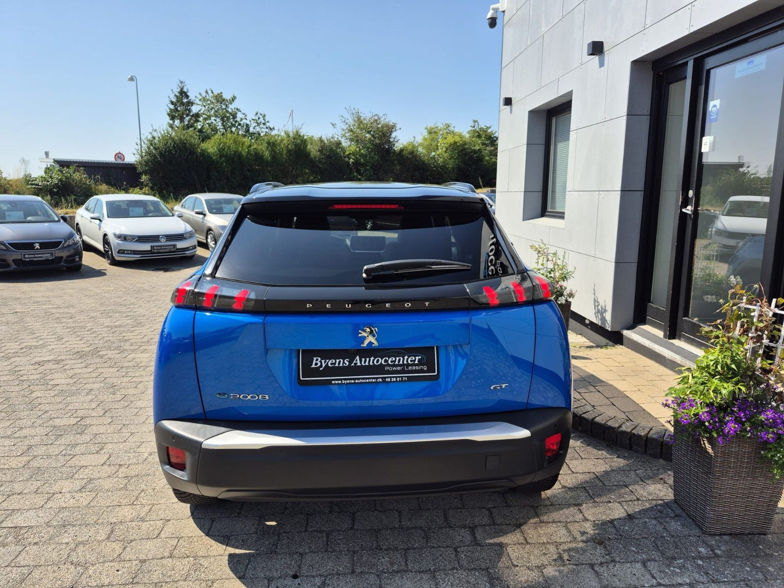 Blå Peugeot e-2008 fra 2021
