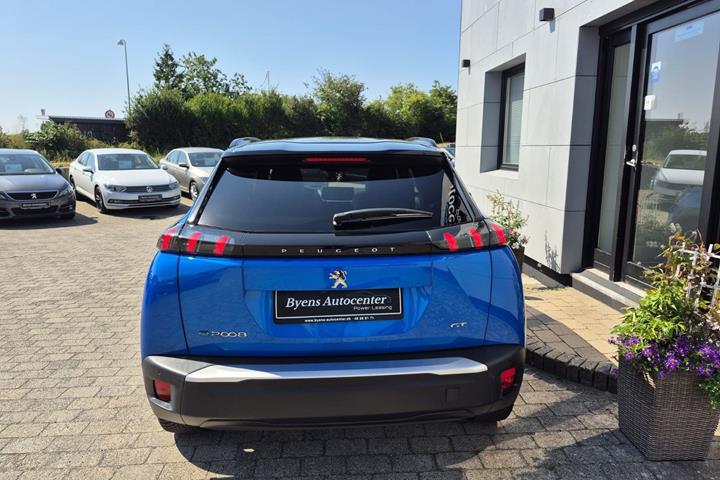 Blå Peugeot e-2008 fra 2021