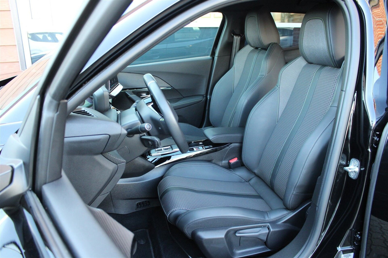 Sort Peugeot e-2008 fra 2023