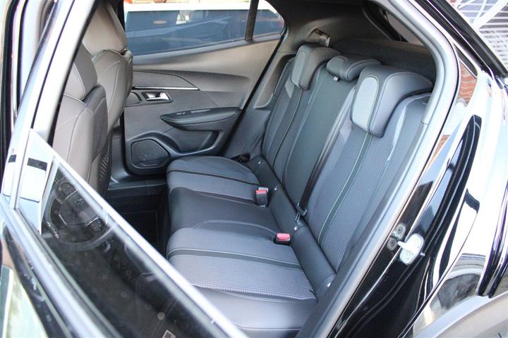 Sort Peugeot e-2008 fra 2023
