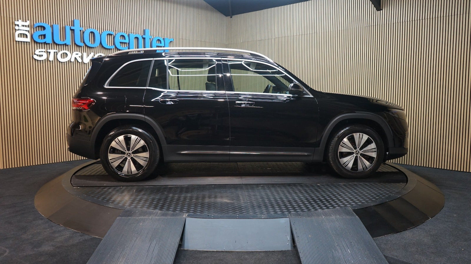 Sort Mercedes EQB250 fra 2023