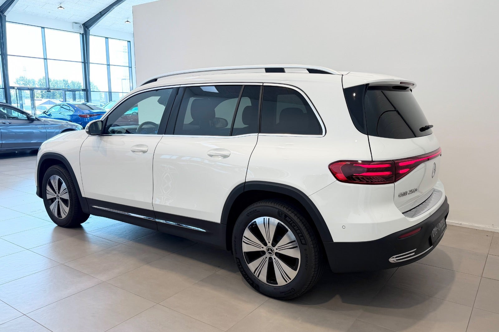 Hvid Mercedes EQB250+ fra 2025
