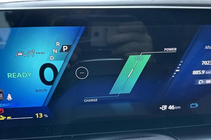 Hvid Renault Scenic E-Tech fra 2025