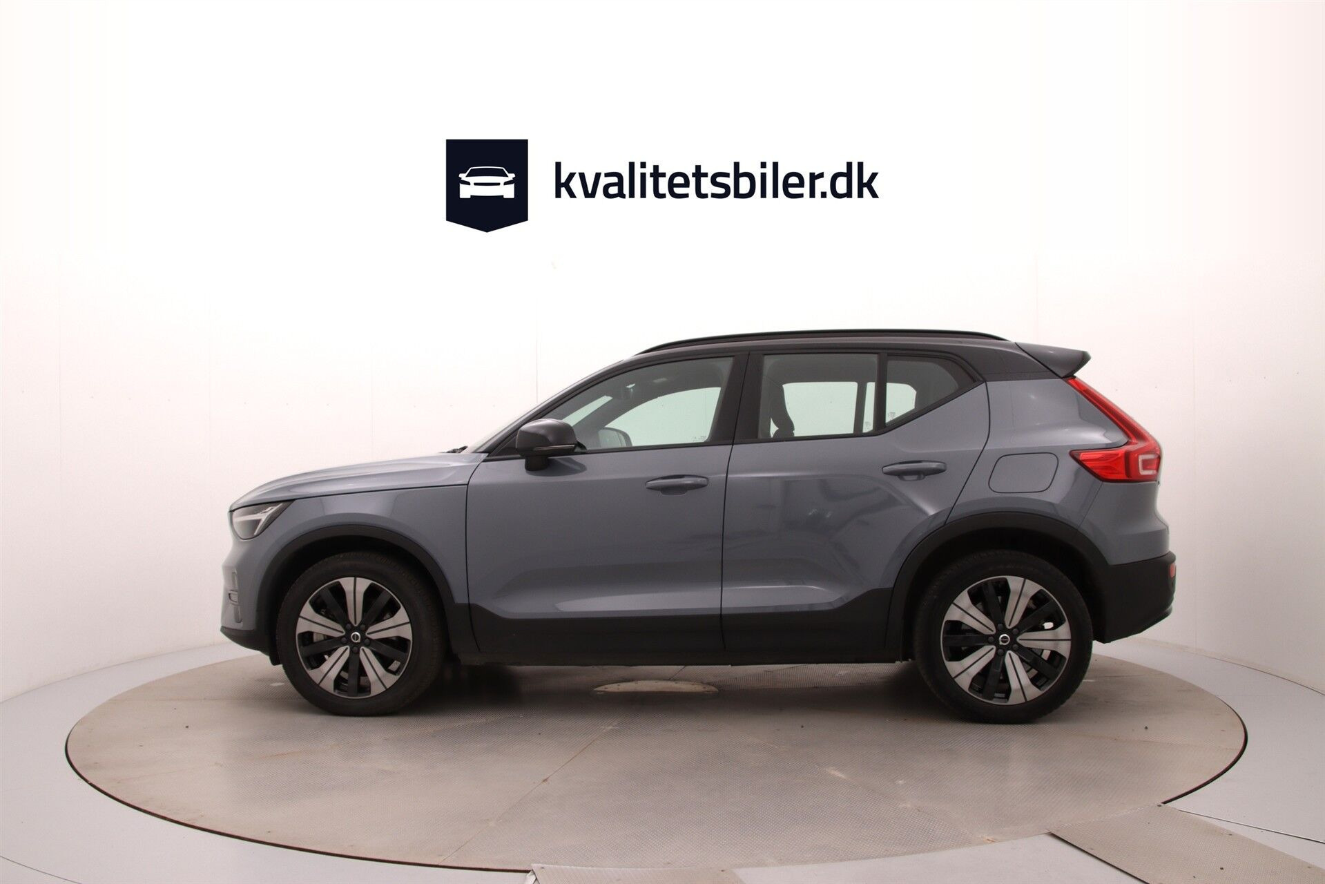 Grå Volvo XC40 fra 2023