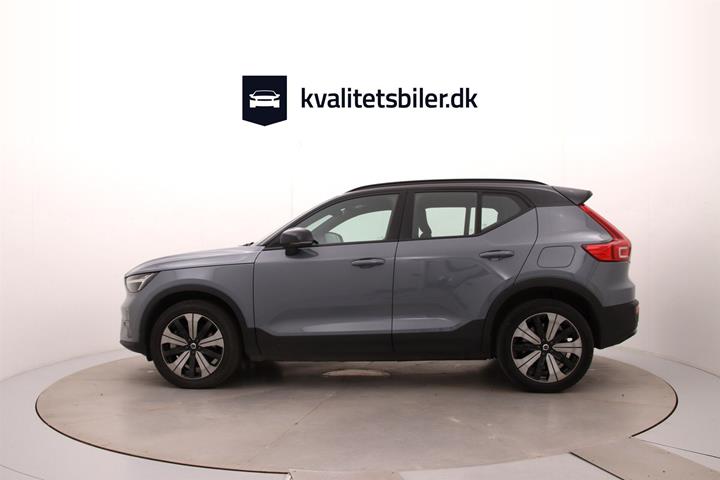 Grå Volvo XC40 fra 2023