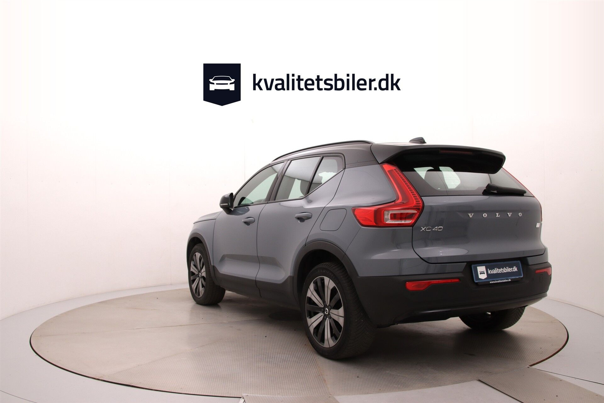 Grå Volvo XC40 fra 2023