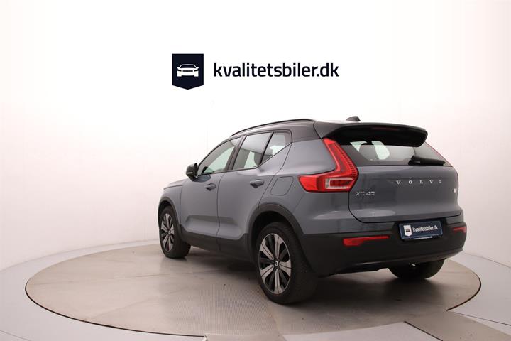 Grå Volvo XC40 fra 2023