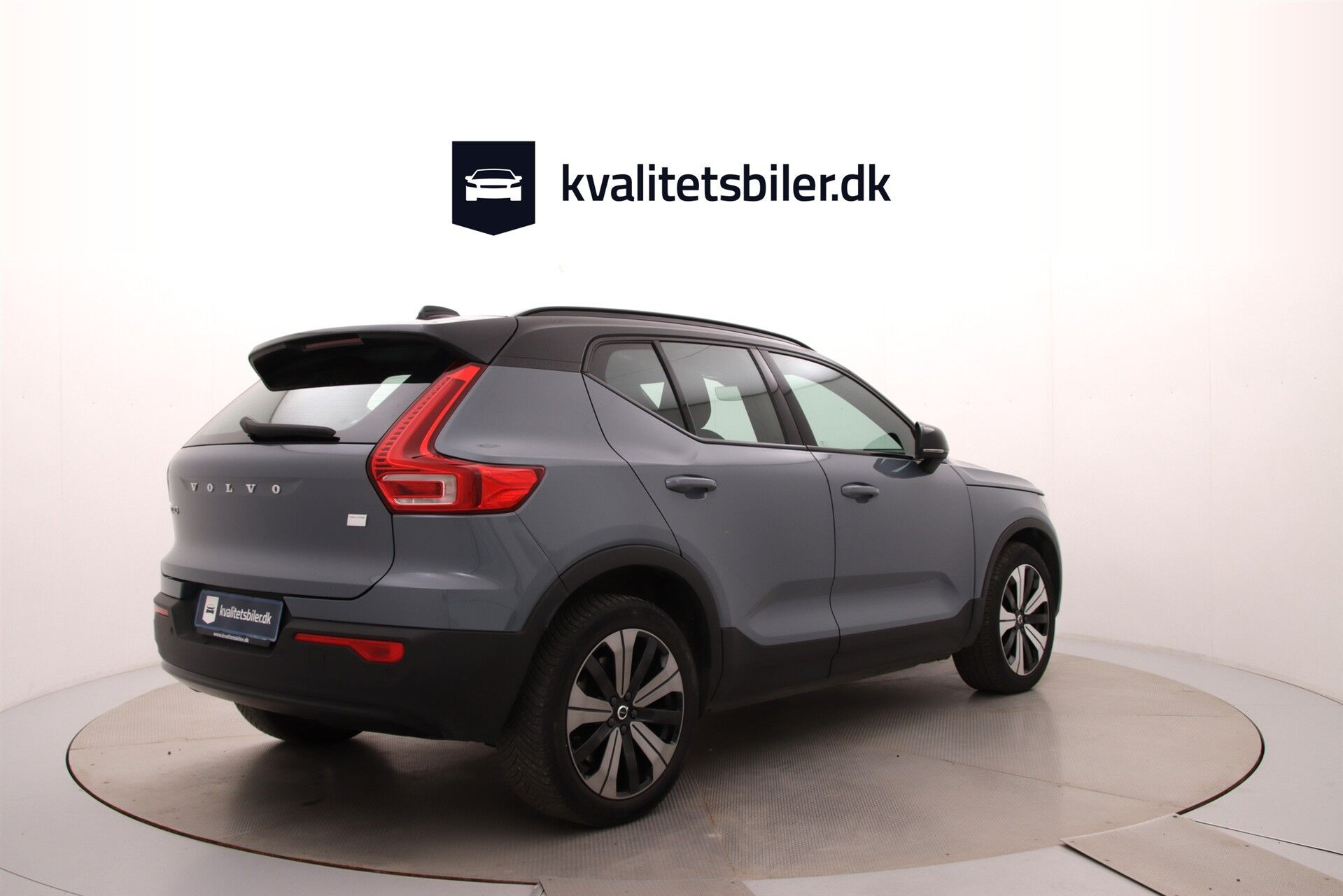 Grå Volvo XC40 fra 2023