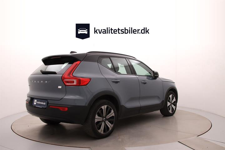 Grå Volvo XC40 fra 2023