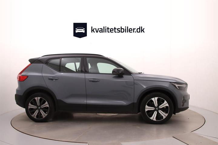Grå Volvo XC40 fra 2023