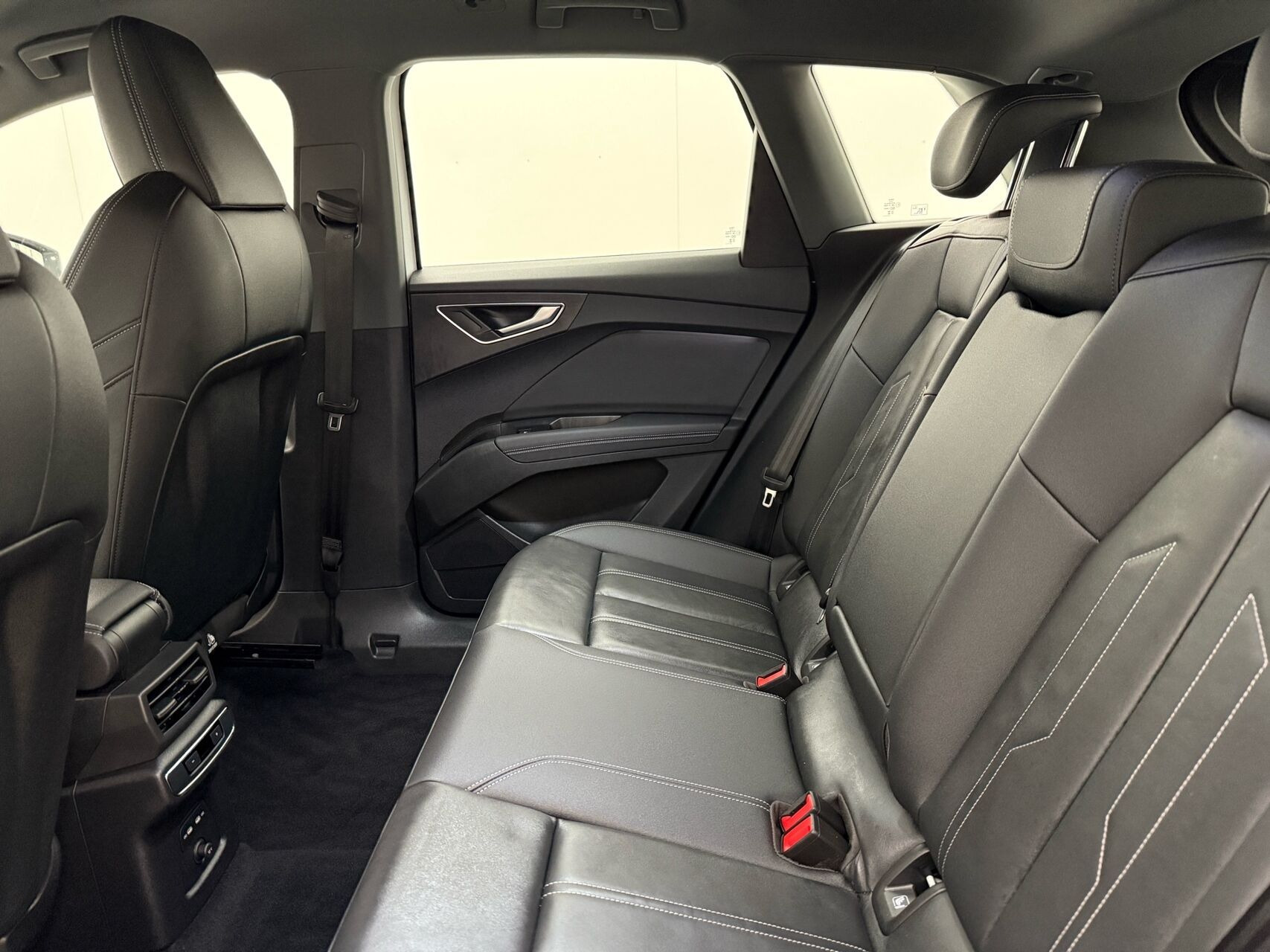 Hvid Audi Q4 fra 2024