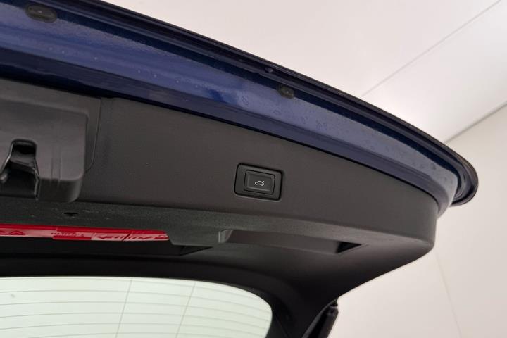 Blå Audi Q4 fra 2022
