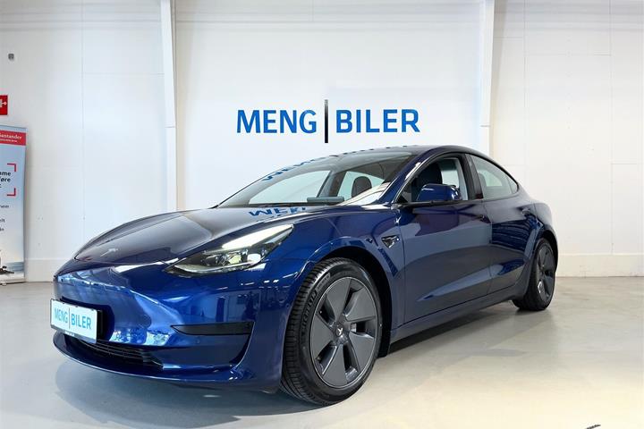 Blå Tesla Model 3 fra 2021