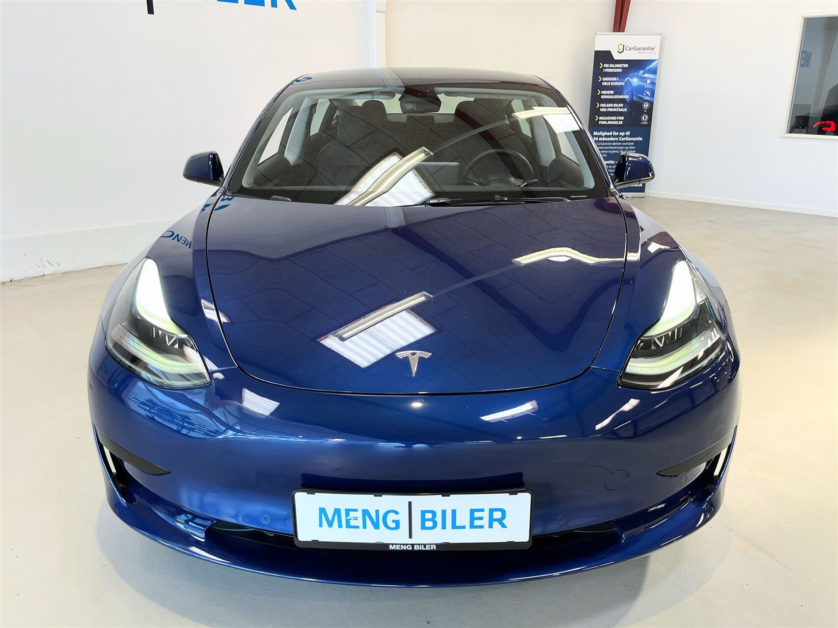 Blå Tesla Model 3 fra 2021
