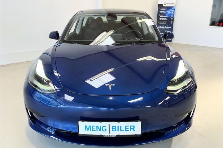 Blå Tesla Model 3 fra 2021