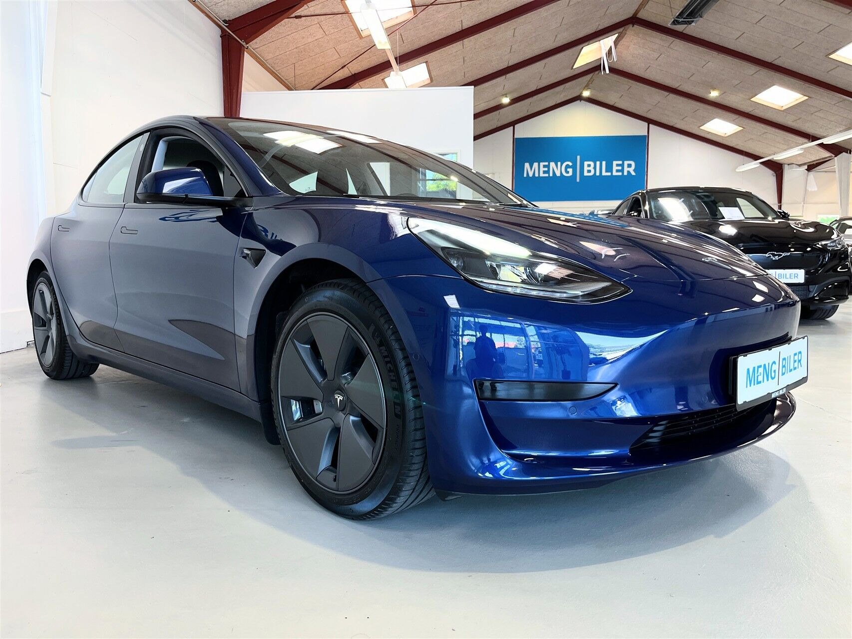 Blå Tesla Model 3 fra 2021