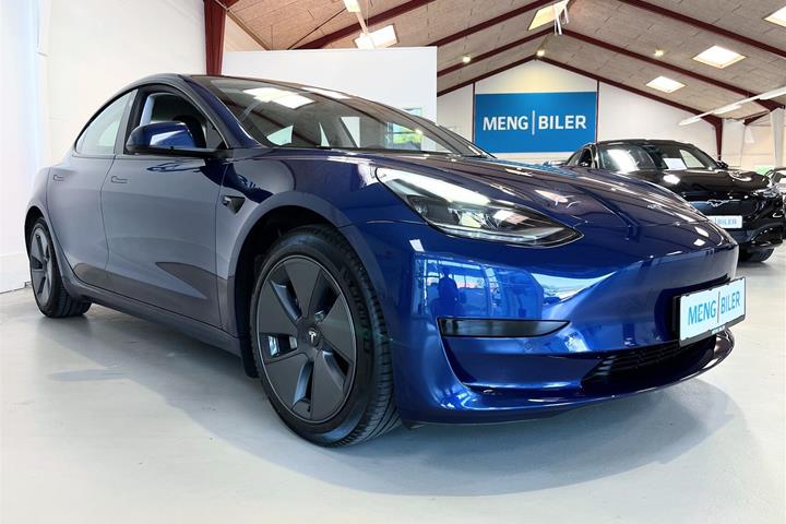 Blå Tesla Model 3 fra 2021