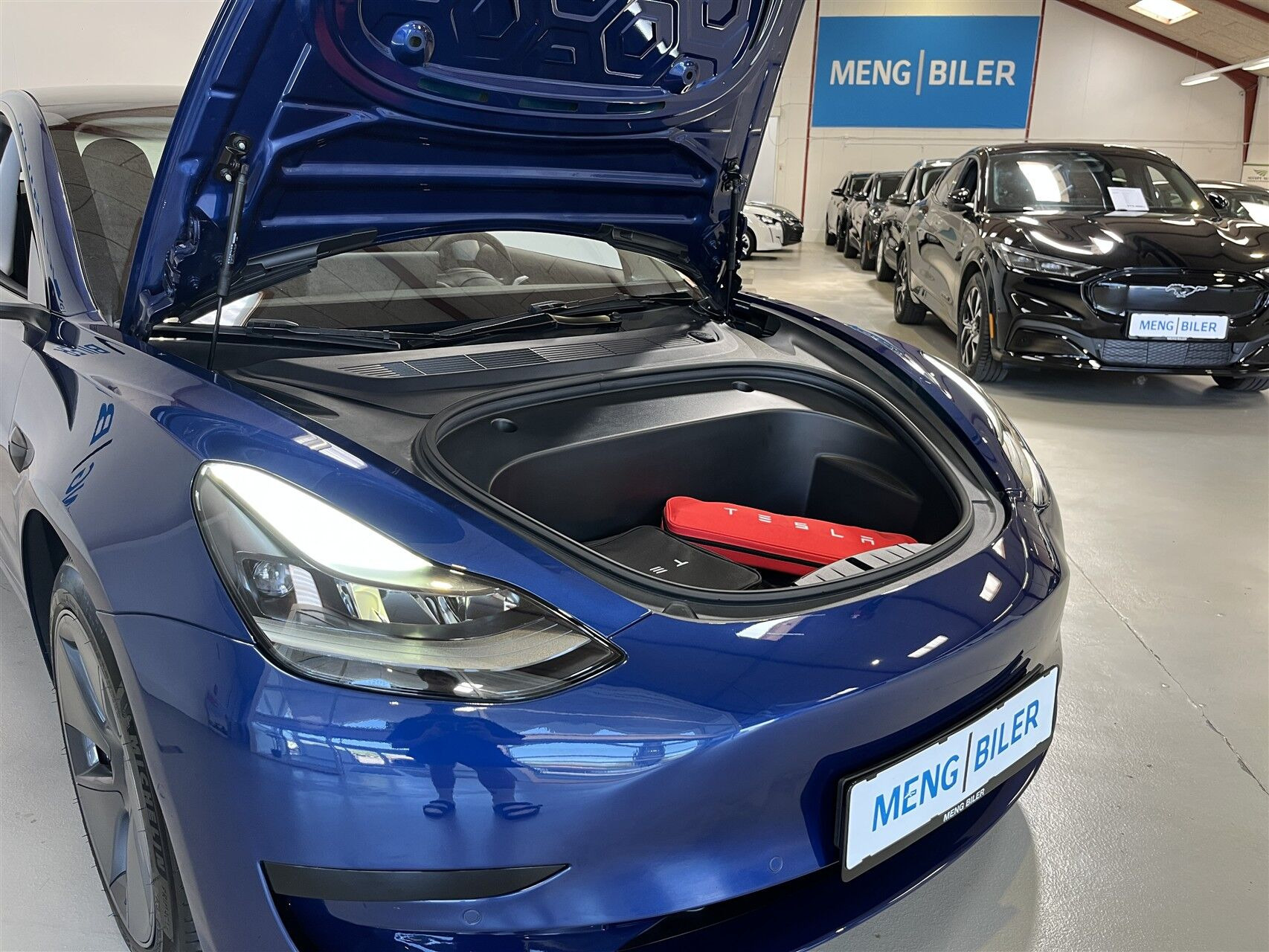Blå Tesla Model 3 fra 2021