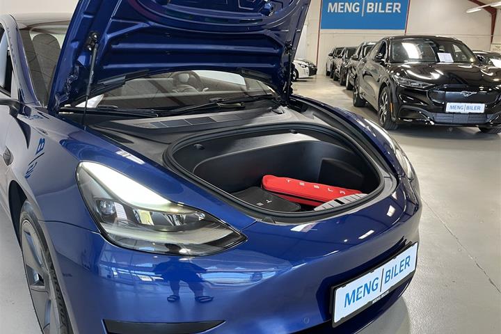 Blå Tesla Model 3 fra 2021