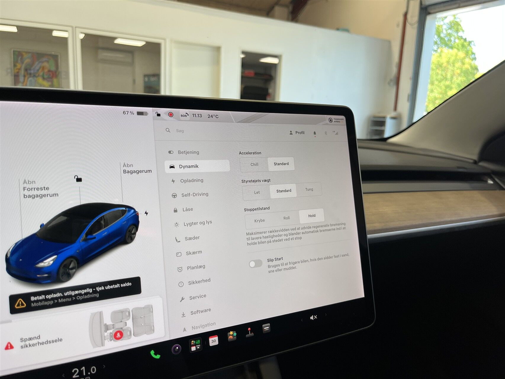 Blå Tesla Model 3 fra 2021