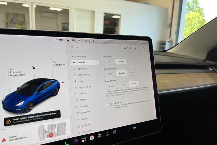 Blå Tesla Model 3 fra 2021