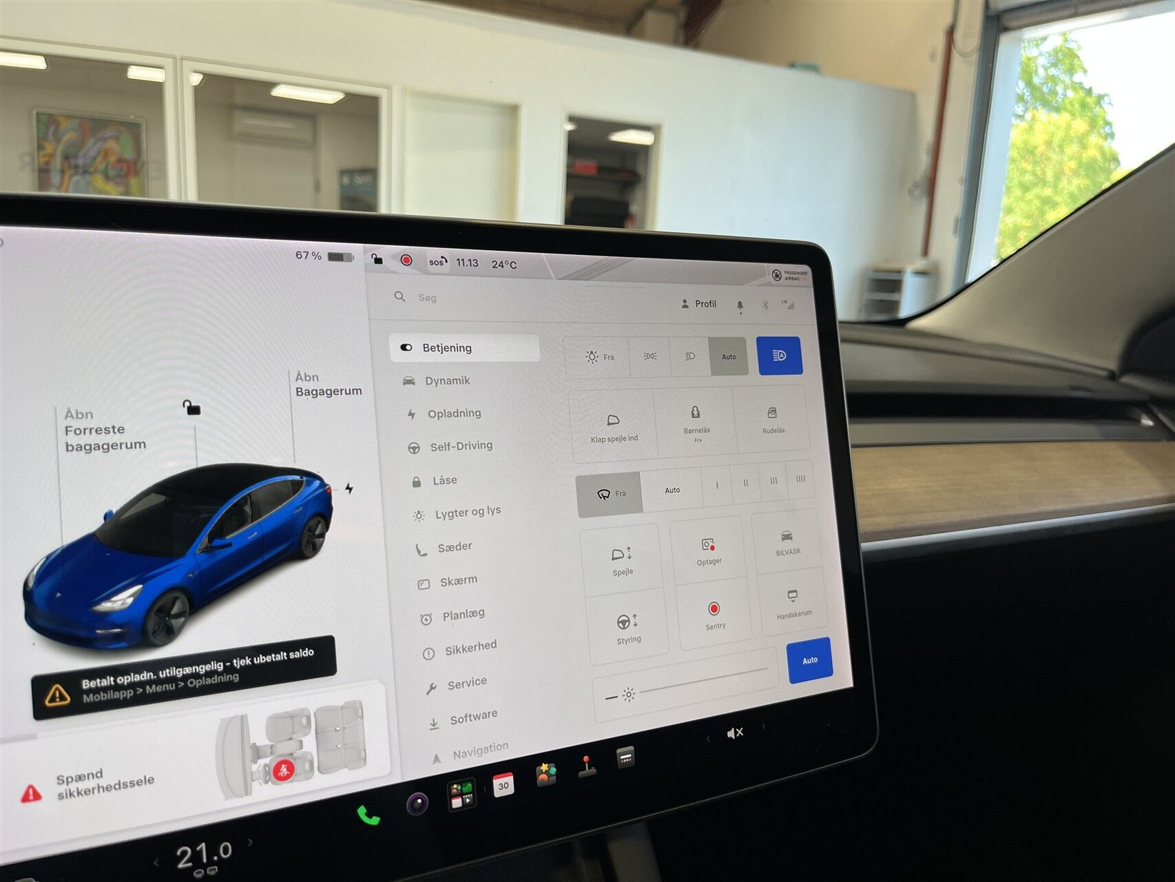 Blå Tesla Model 3 fra 2021
