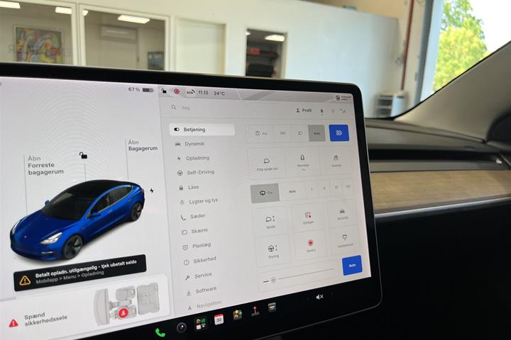 Blå Tesla Model 3 fra 2021