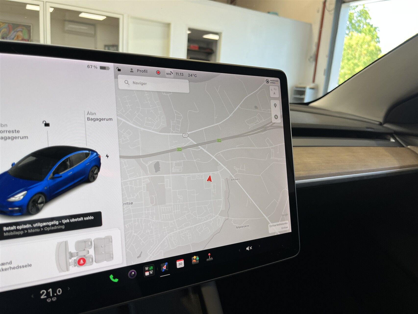 Blå Tesla Model 3 fra 2021