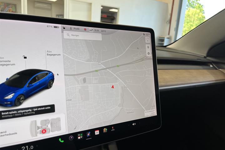 Blå Tesla Model 3 fra 2021